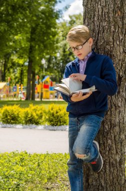 Genç bir kitap okuyor