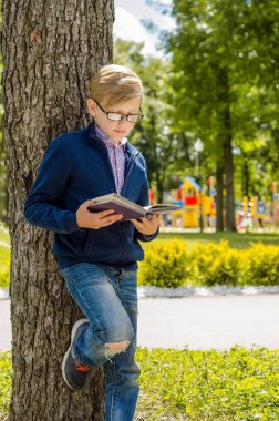 Genç bir kitap okuyor