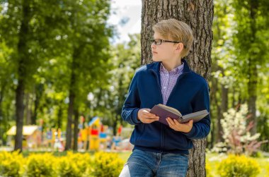 Genç bir kitap okuyor