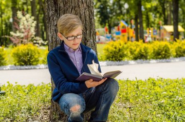 Genç bir kitap okuyor