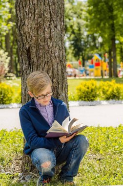Genç bir kitap okuyor
