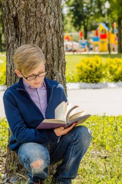 Genç bir kitap okuyor