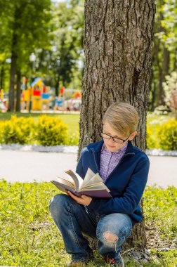 Genç bir kitap okuyor