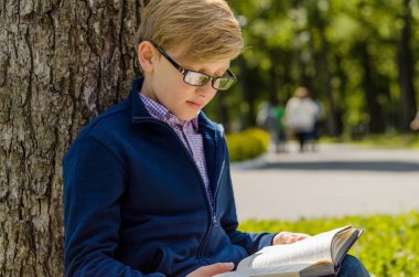 Genç bir kitap okuyor
