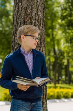 Genç bir kitap okuyor