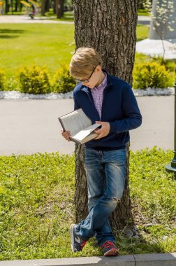 Genç bir kitap okuyor