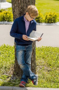 Genç bir kitap okuyor