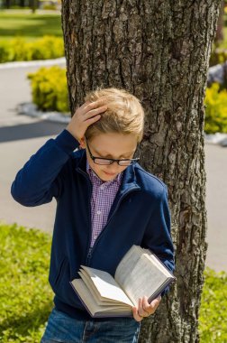 Genç bir kitap okuyor
