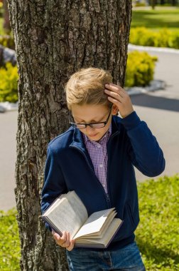 Genç bir kitap okuyor