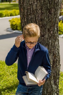Genç bir kitap okuyor