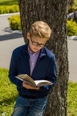 Genç bir kitap okuyor