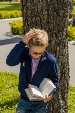 Genç bir kitap okuyor