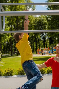 adam genç barbun üzerinde yardım ediyor