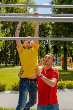 adam genç barbun üzerinde yardım ediyor