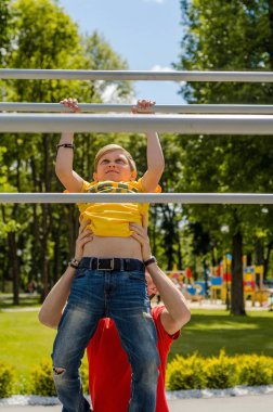 adam genç barbun üzerinde yardım ediyor