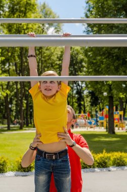 adam genç barbun üzerinde yardım ediyor