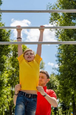 adam genç barbun üzerinde yardım ediyor