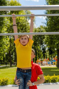 adam genç barbun üzerinde yardım ediyor