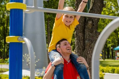 adam genç barbun üzerinde yardım ediyor