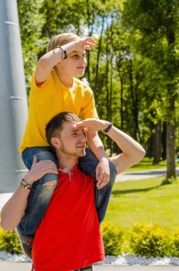 Teenages genç üzerinde oturan boyun mans