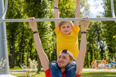 Genç adam genç barbun üzerinde yardım ediyor