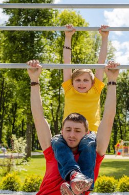Genç adam genç barbun üzerinde yardım ediyor