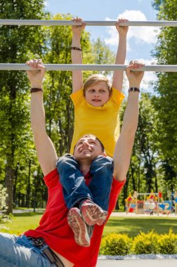 Genç adam genç barbun üzerinde yardım ediyor