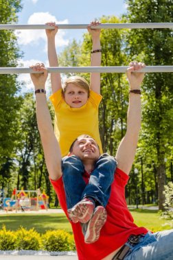 Genç adam genç barbun üzerinde yardım ediyor