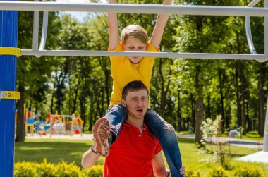 Genç adam genç barbun üzerinde yardım ediyor