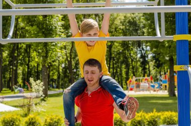 Genç adam genç barbun üzerinde yardım ediyor