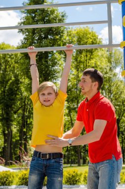 Genç adam genç barbun üzerinde yardım ediyor