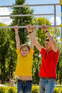 Genç adam genç barbun üzerinde yardım ediyor