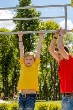Genç adam genç barbun üzerinde yardım ediyor