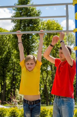 Genç adam genç barbun üzerinde yardım ediyor