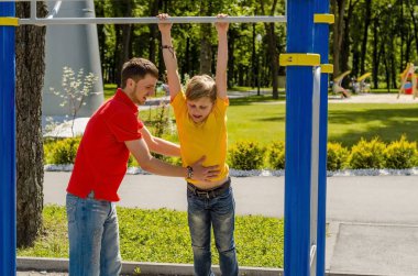 Genç adam genç barbun üzerinde yardım ediyor