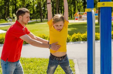 Genç adam genç barbun üzerinde yardım ediyor