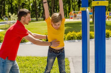 Genç adam genç barbun üzerinde yardım ediyor