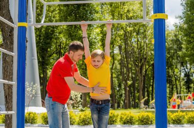 Genç adam genç barbun üzerinde yardım ediyor