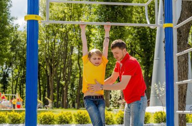 Genç adam genç barbun üzerinde yardım ediyor