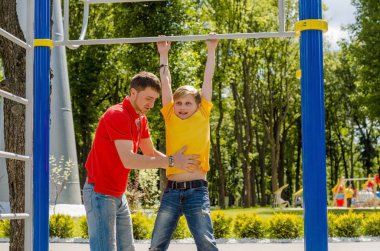 Genç adam genç barbun üzerinde yardım ediyor