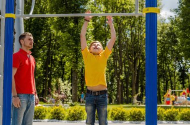 Genç adam genç barbun üzerinde yardım ediyor