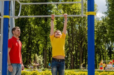 Genç adam genç barbun üzerinde yardım ediyor