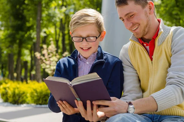 Genç adam genç bir kitap okumak için yardım