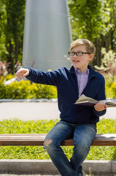 Adolescente está leyendo un libro — Foto de Stock