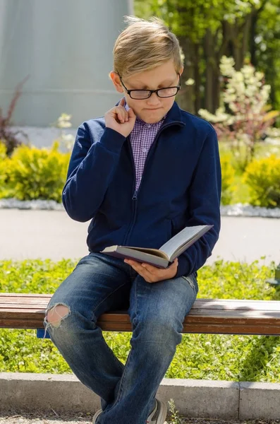 Adolescente está leyendo un libro —  Fotos de Stock