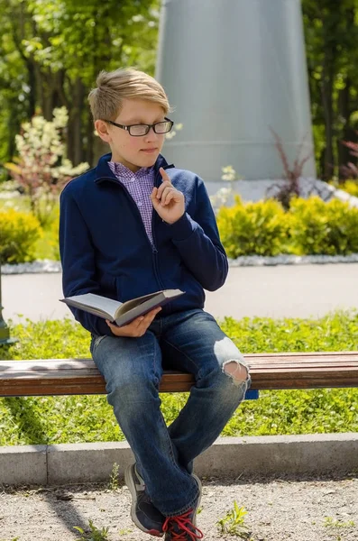 Adolescente está lendo um livro — Fotografia de Stock