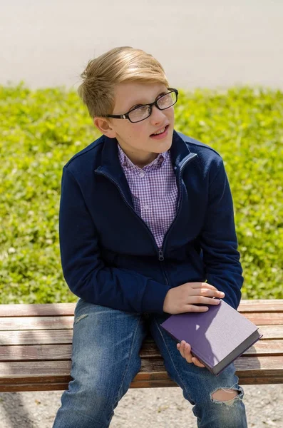 Teenager is reading a book — Stock Photo, Image