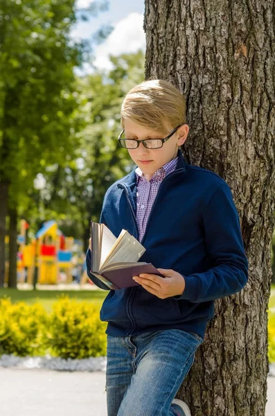Genç bir kitap okuyor