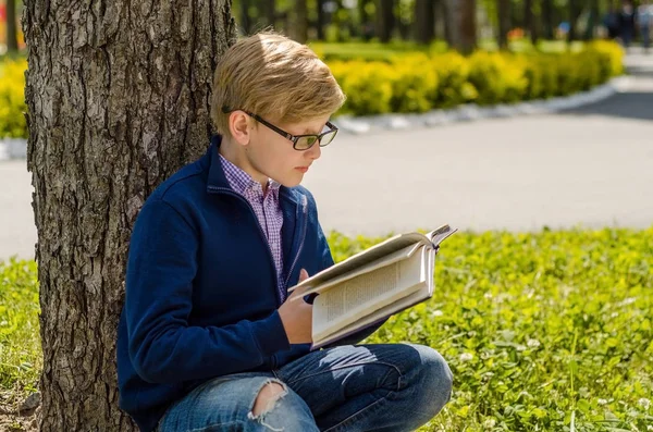 Adolescente está leyendo un libro —  Fotos de Stock