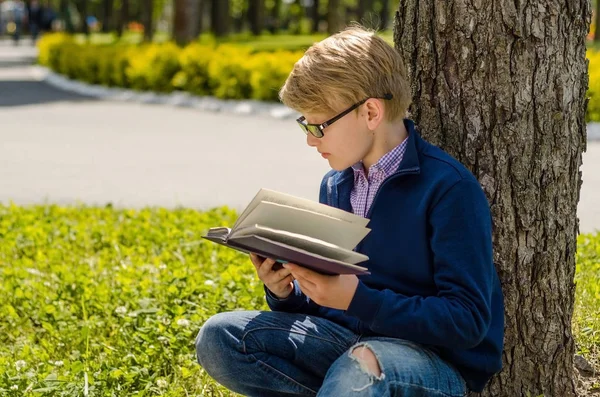 Adolescente está leyendo un libro —  Fotos de Stock